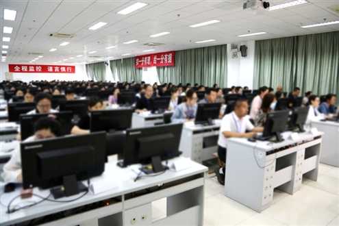 目前,我省今年夏季高考试卷评阅工作正在紧张进行中。其中,选择题部分已于6月14日全部完成;非选择题评卷时间为6月12日至20日。所有评卷员必须参加试评,在试评中熟悉掌握评分标准,真正达到“标准统一、前后一致、宽严一致”,确保评阅规范正确。